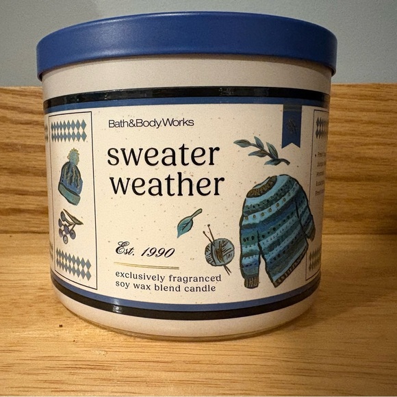 Bath & Body Works Sweater Weather Scented Candle - Picture 1 of 3